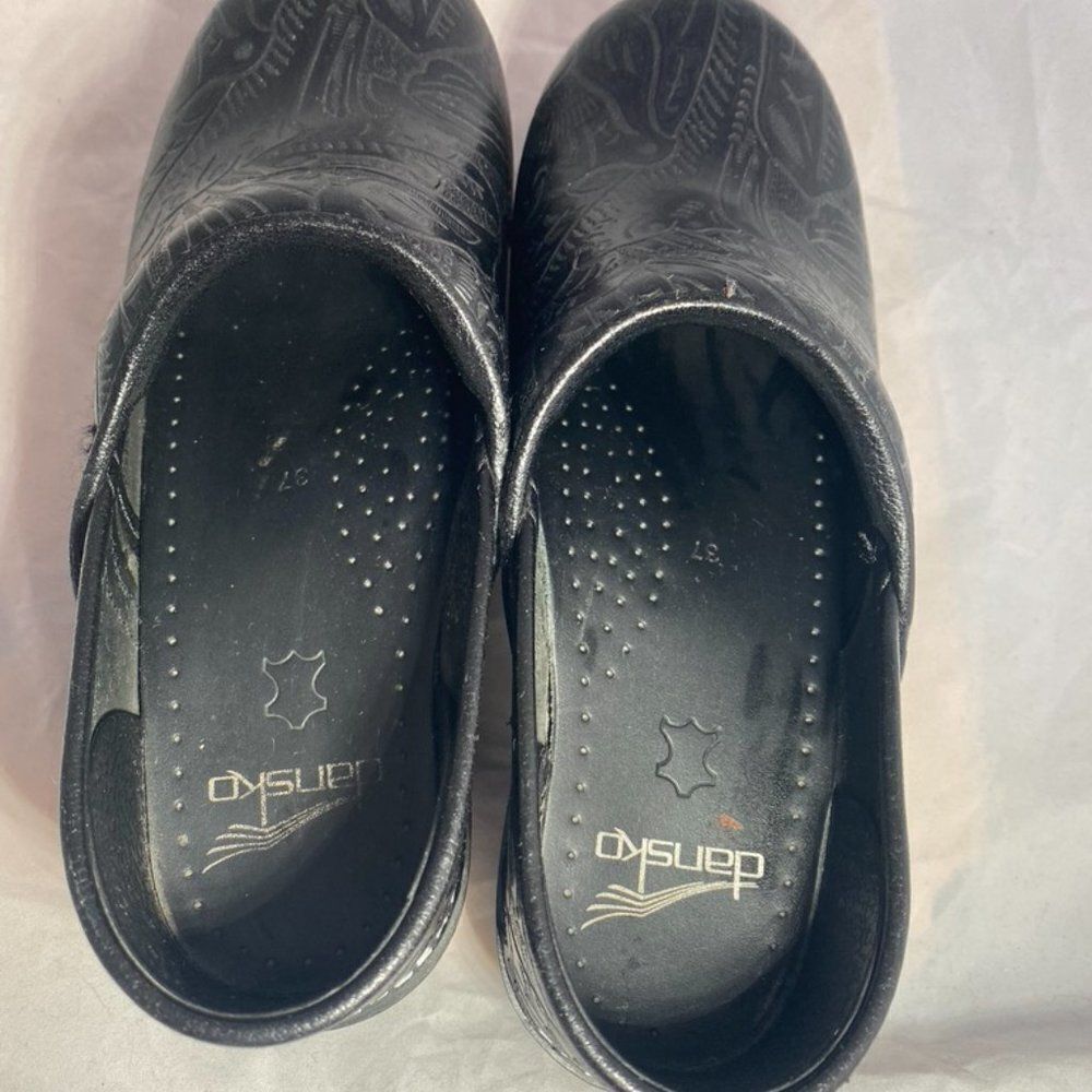 Dansko Clogs Black w/ Pattern - Sz 37 - Picture 2 of 10